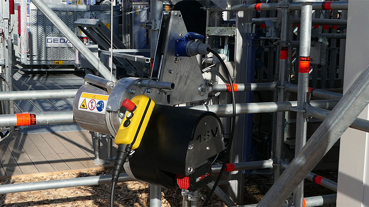 A Bosch Professional motor with control on a scaffold.