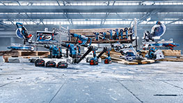 Several Bosch Professional tools are standing on wooden pallets in a hall.
