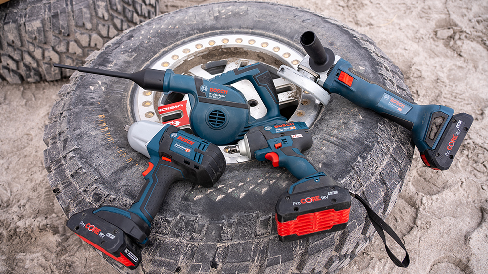Fully interchangeable Bosch Professional 18V batteries made it possible for Extreme E to work with different tools right out-of-the-box. Three Bosch Professional tools are lying on a tire in the sand.