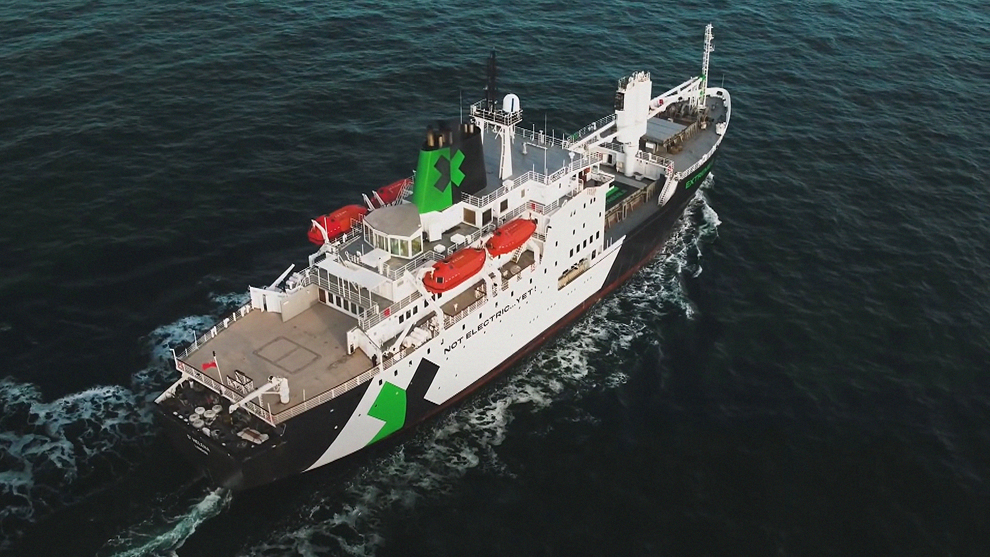 All aboard! Our Bosch Professional tools and batteries sit tight for the next race on board the Extreme E ship. A large ship with green markings is sailing over the blue water.