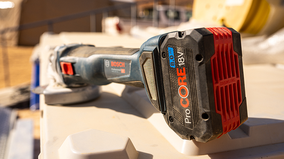 Thanks to long runtimes and excellent temperature management, ProCORE18V batteries offered Extreme E a reliable source of power in places without mains power. A Bosch Professional cordless tool with a red and black design.